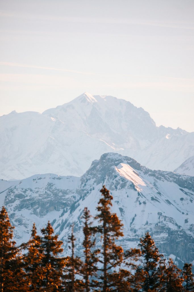 Panorama sur la chaîne du Mont-blanc et des Aravis autour d'Annecy. crédit photo : Clara Ferrand - blog Wildroad