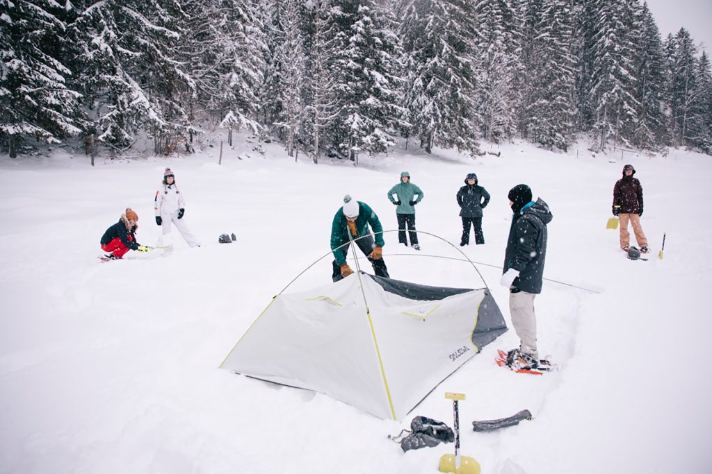 Montage du camp pour un bivouac dans la neige. crédit photo : Clara Ferrand - blog Wildroad