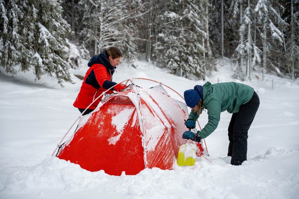 Monter sa tente en hiver dans la neige : les bons conseils. crédit photo : Antonin Poupart -blog Wildroad