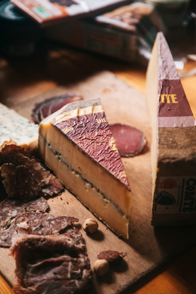 Morbier et comté, les spécialité de fromages du Jura suisse. crédit photo : Clara Ferrand - blog Wildroad