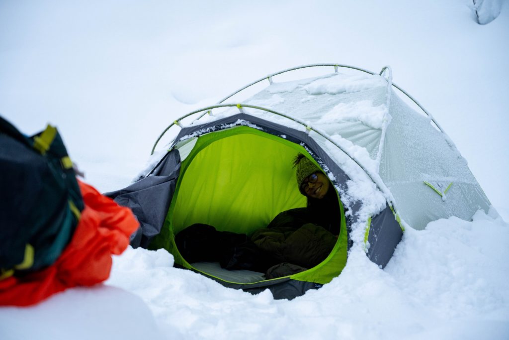 Partir en bivouac en hiver et se reveiller sous la neige. crédit photo : Antonin Poupart- blog Wildroad