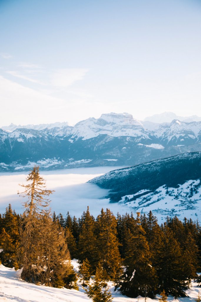 La tournette et la chaîne des Aravis en hiver. crédit photo : Clara Ferrand - blog Wildroad