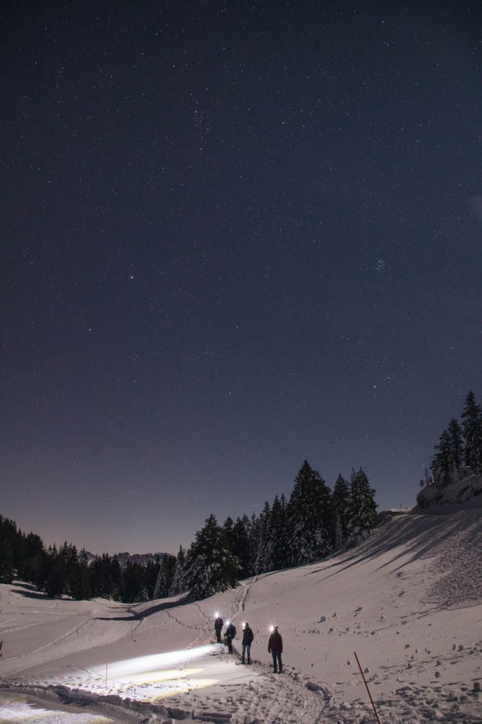 Balade nocturne en raquette sur le Semnoz en Haute-Savoie. crédit photo : Clara Ferrand - blog Wildroad