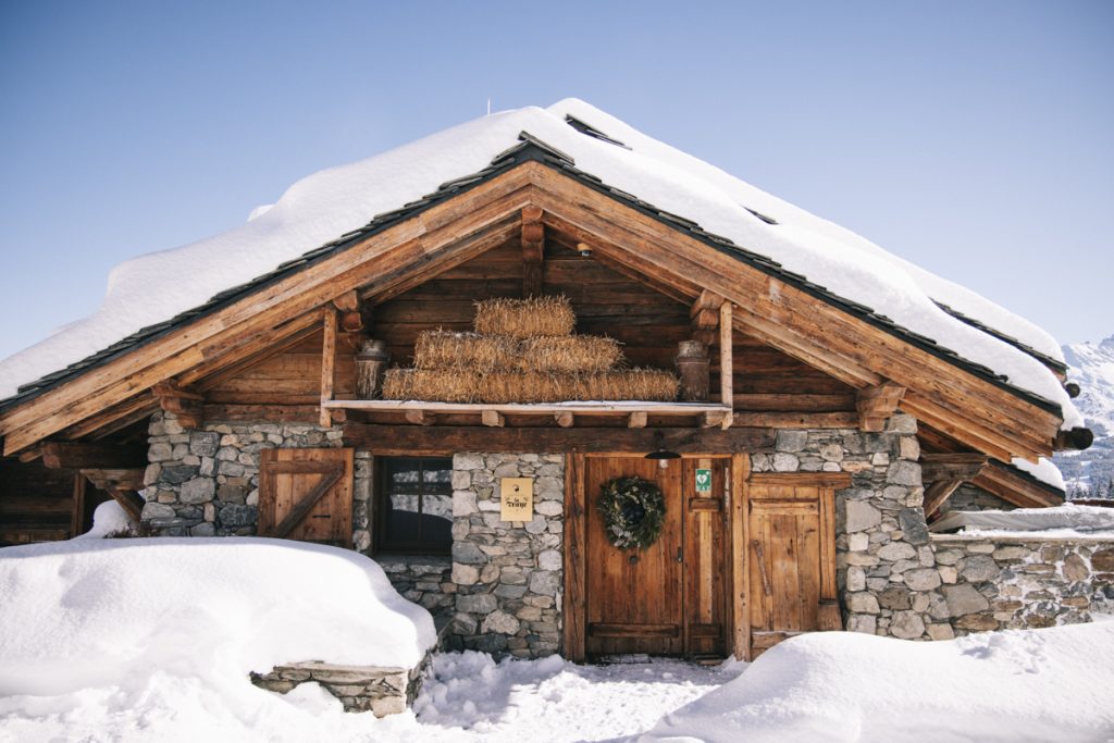 Séjourner dans un chalet dans les montagnes savoyard en hiver. crédit photo : Clara Ferrand - blog Wildroad