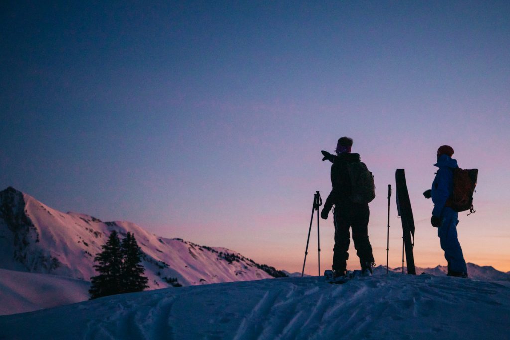 Ski de randonnée avec un guide au coucher du soleil. crédit photo : Clara Ferrand - blog Wildroad