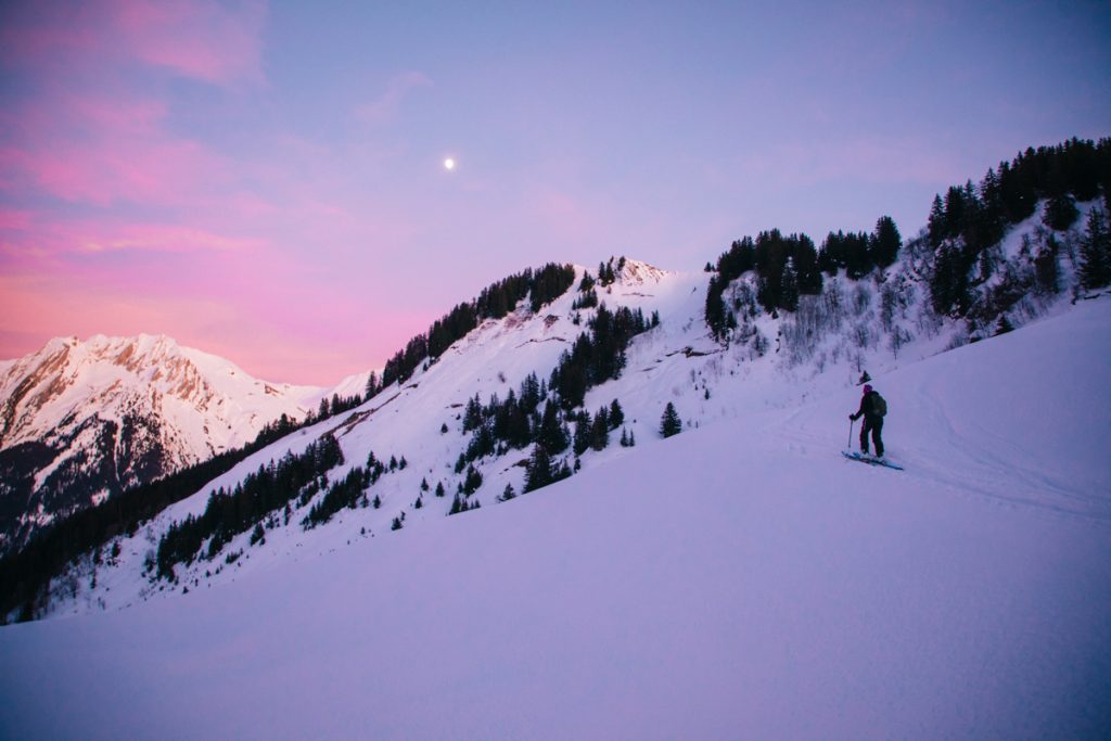 Ski de randonnée au crépuscule avec un guide en Haute-Savoie. crédit photo : Clara Ferrand - blog Wildroad