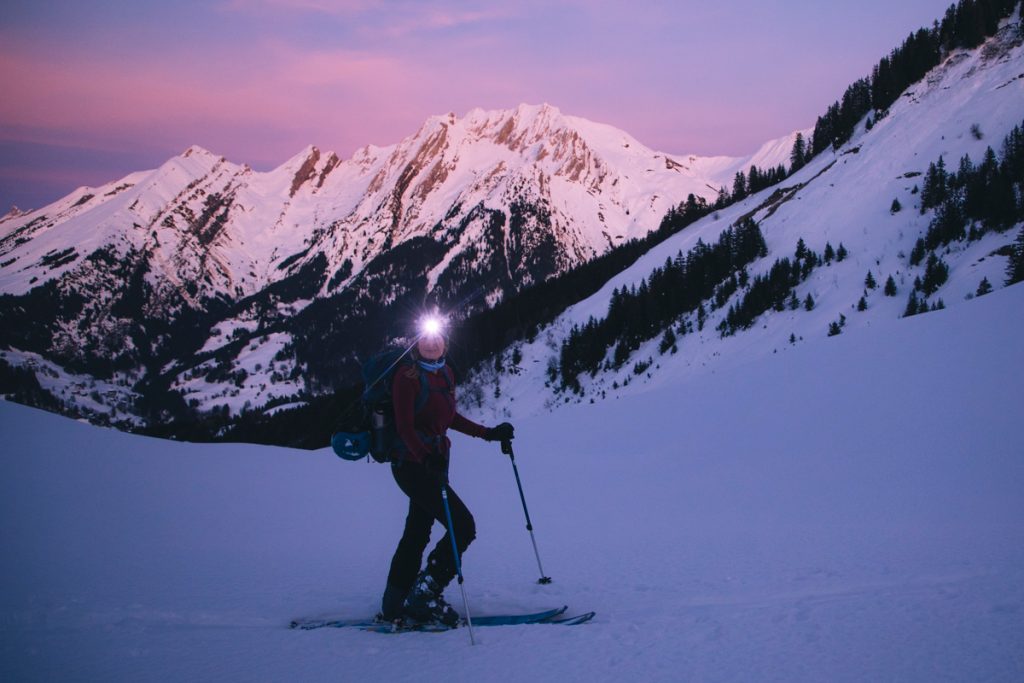 Ski de randonné au coucher du soleil dans les Aravis. crédit photo : Clara Ferrand- blog Wildroad