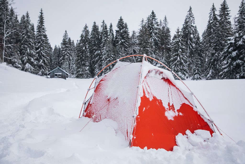 Bivouaquer dans la neige avec un guide : mes conseils pour bien débuter. credit photo : Clara Ferrand - blog Wildroad