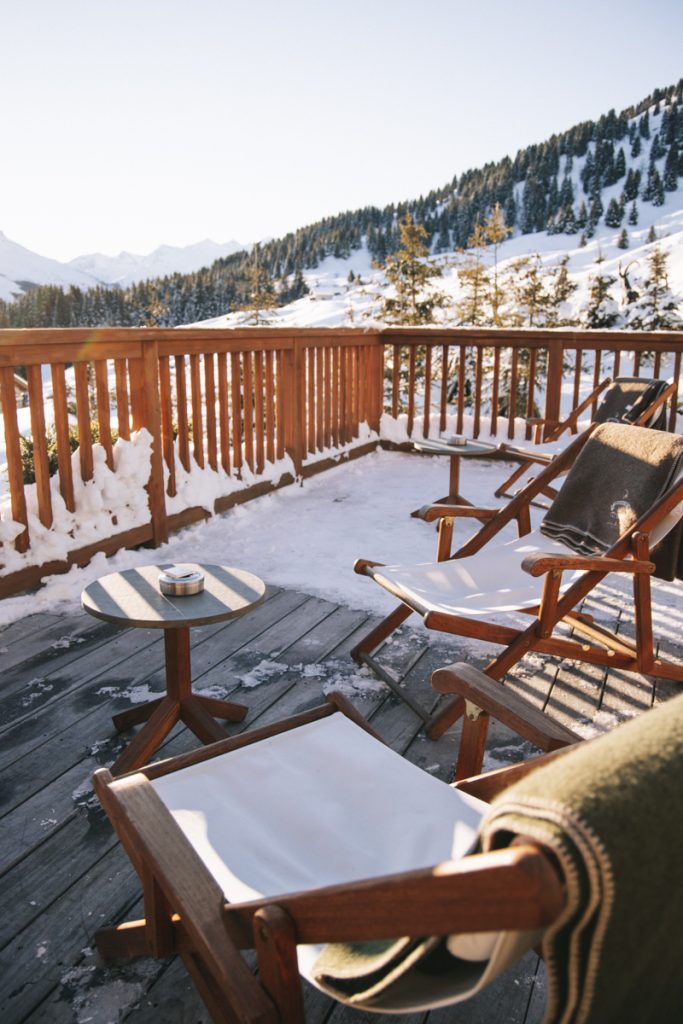 Terasse du restaurant avec vue sur les montagnes françaises. crédit photo : Clara Ferrand - blog Wildroad
