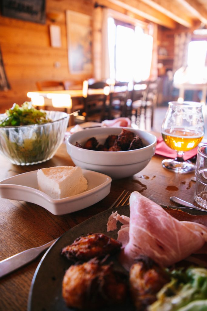 L'auberge de plan bois et la tomme blanche des Aravis. crédit photo : Clara Ferrand - blog Wildroad