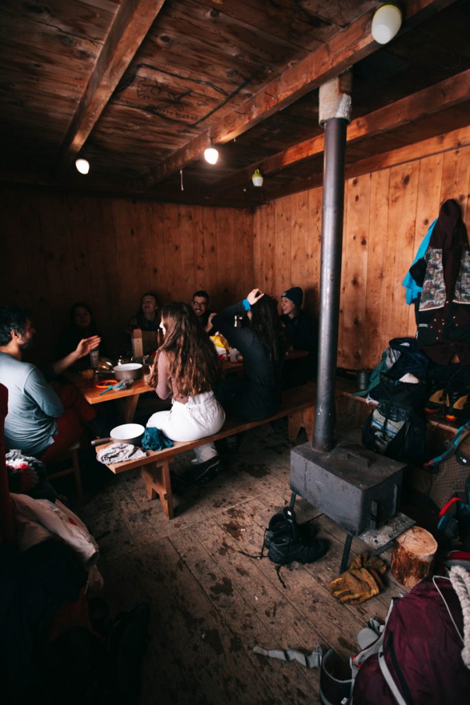 L'interieur d'une cabane non-gardée dans le Jura suisse. crédit photo : Clara Ferrand - blog Wildroad