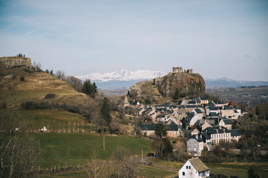 Apchon et son chateau perché avec la vue sur les Monts Dore. crédit photo : Clara Ferrand - blog Wildroad