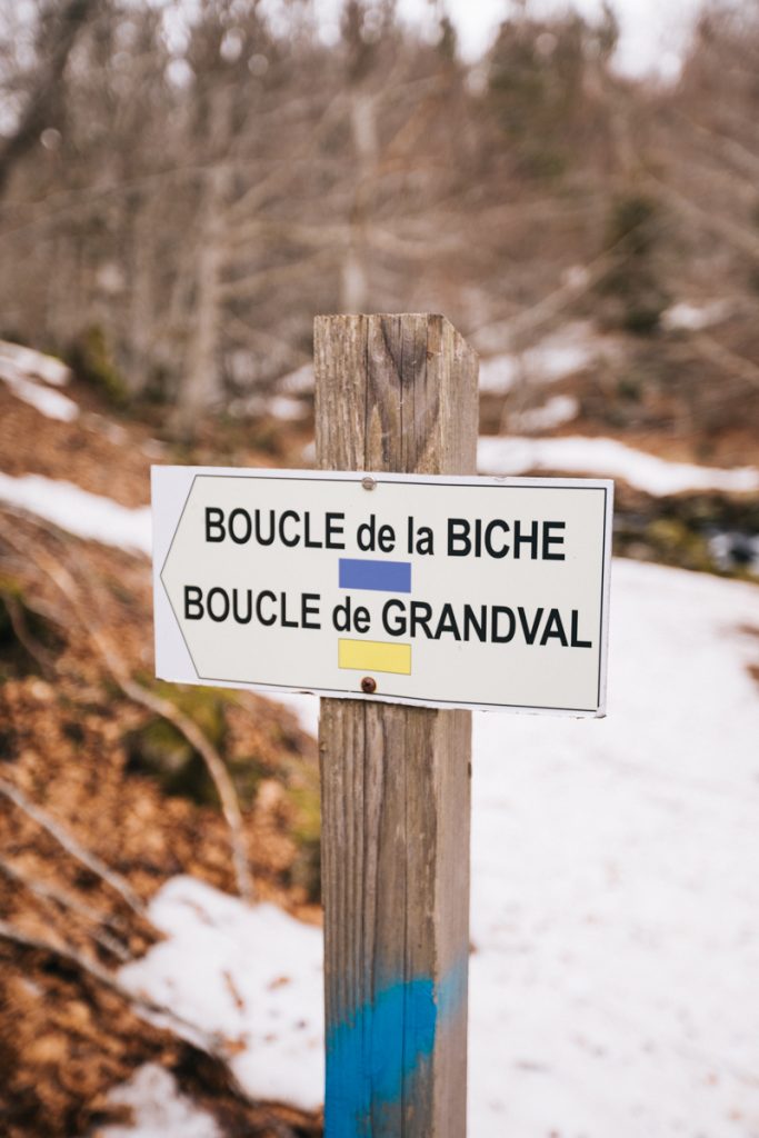 Sentier de randonnée cirque de grand val balisage. crédit photo : Clara Ferrand - blog Wildroad