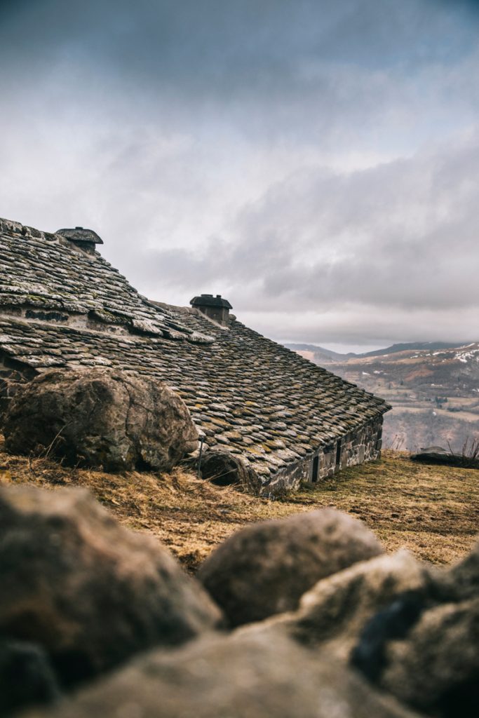 Les burons d'Auvergne : le buron de chambe rénové en hébergement insolite. crédit photo : Clara Ferrand - blog Wildroad