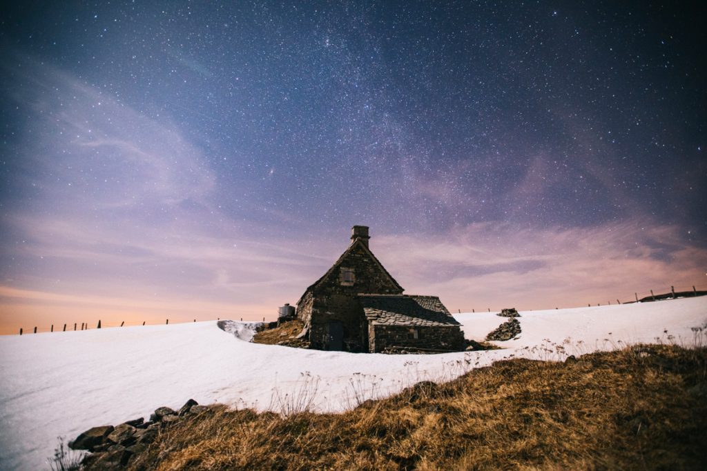 Le buron de la Bobe de nuit dans le Cantal. crédit photo : Clara Ferrand - blog WIldroad
