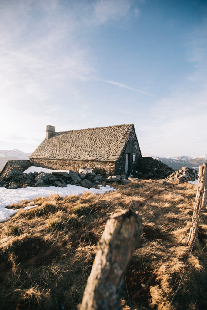 Le buron de la Bobe avec un guide nature. crédit photo : Clara Ferrand - blog Wildroad