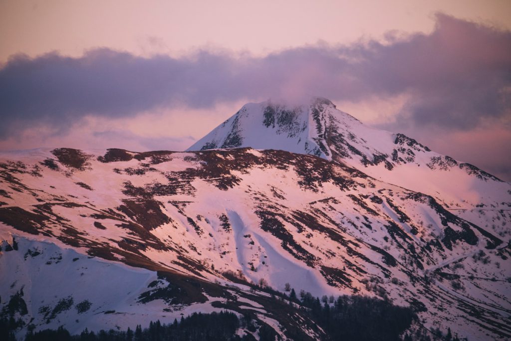 Coucher de soleil sur le Puy Mary en hiver. crédit photo : Clara Ferrand - blog Wildroad