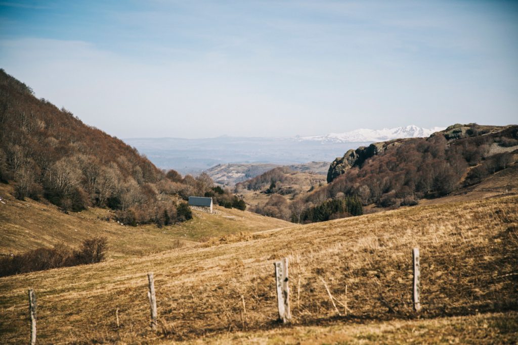 Les burons du Cantal et la vue sur les monts Dore. crédit photo : Clara Ferrand - blog Wildroad