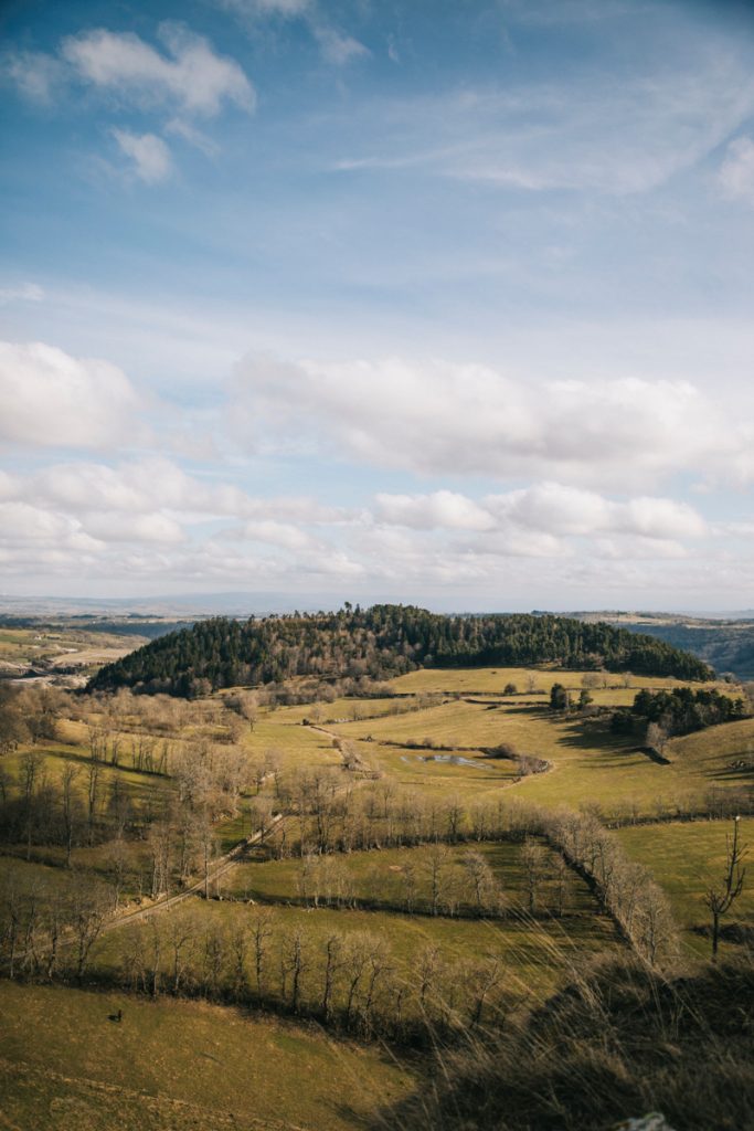 Les monts du cantal et le patrimoine religieux. crédit photo : Clara Ferrand - blog Wildroad