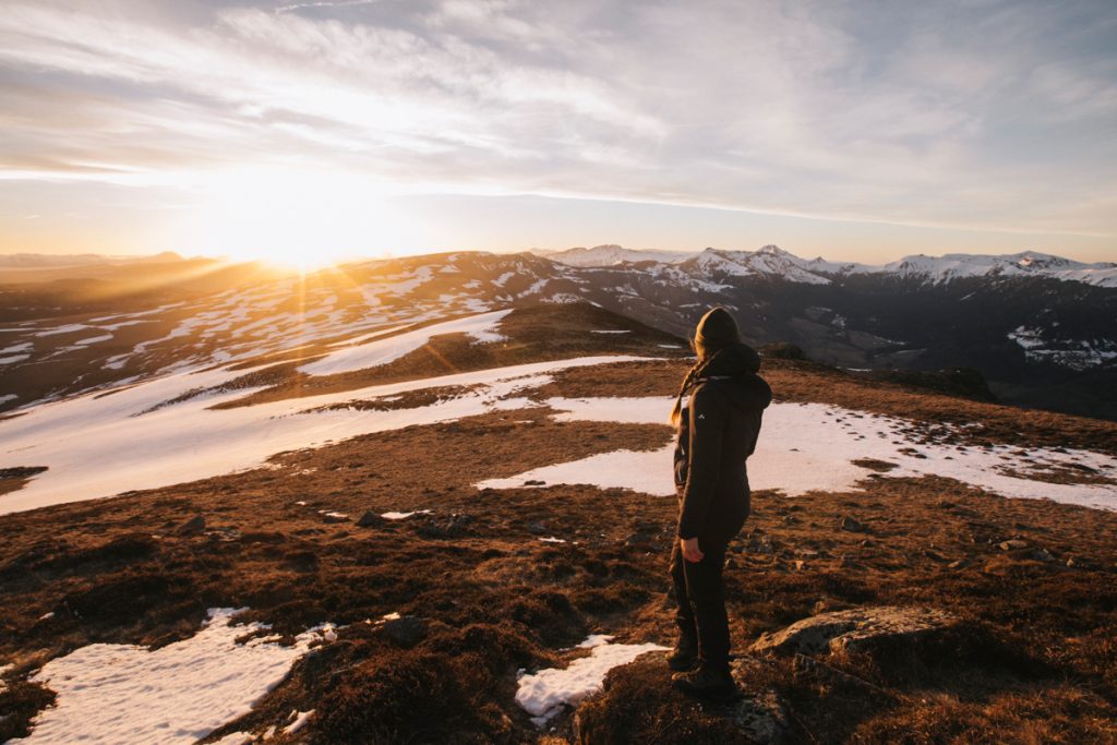 Panorama sur les monts du Cantal en hiver. crédit photo : Clara Ferrand - blog Wildroad