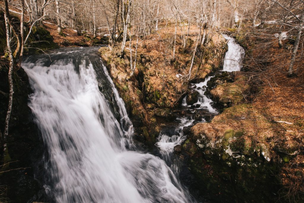 Randonnée pour voir des cascades dans le Cantal en hiver. crédit photo : Clara Ferrand - blog WIldroad