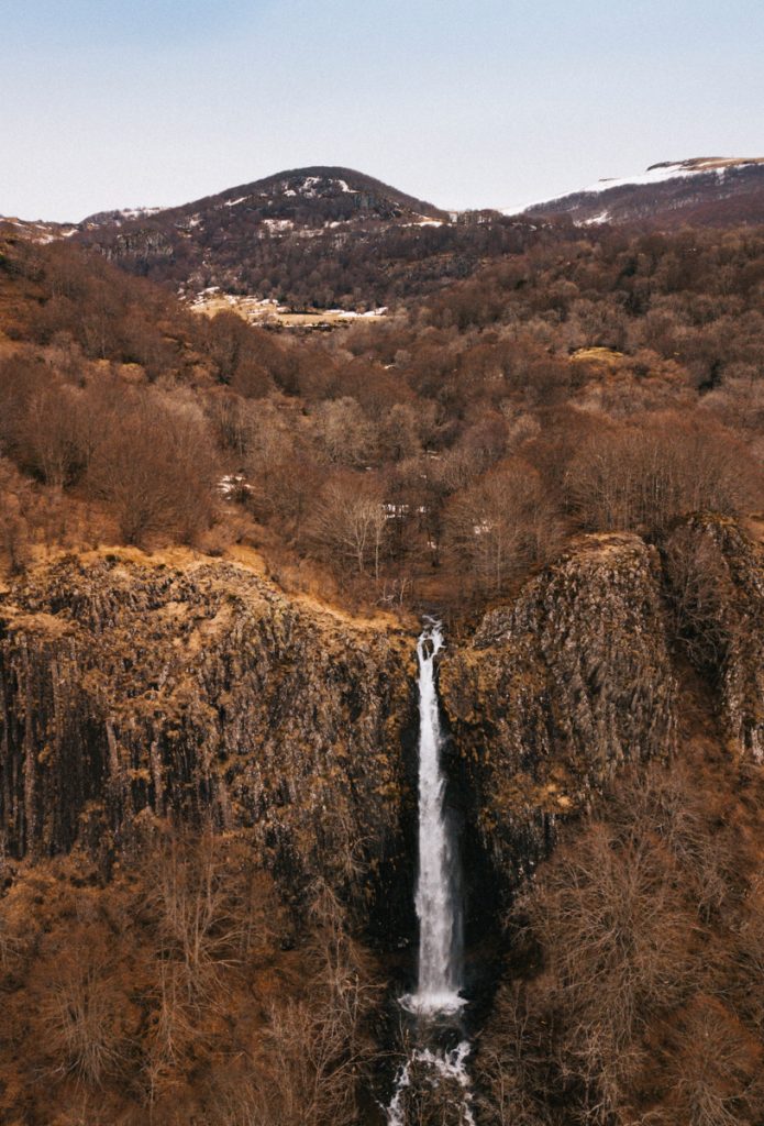 La cascade Faillitoux en hiver, une des plus belles cascade du Cantal. crédit photo : Clara Ferrand - blog Wildroad