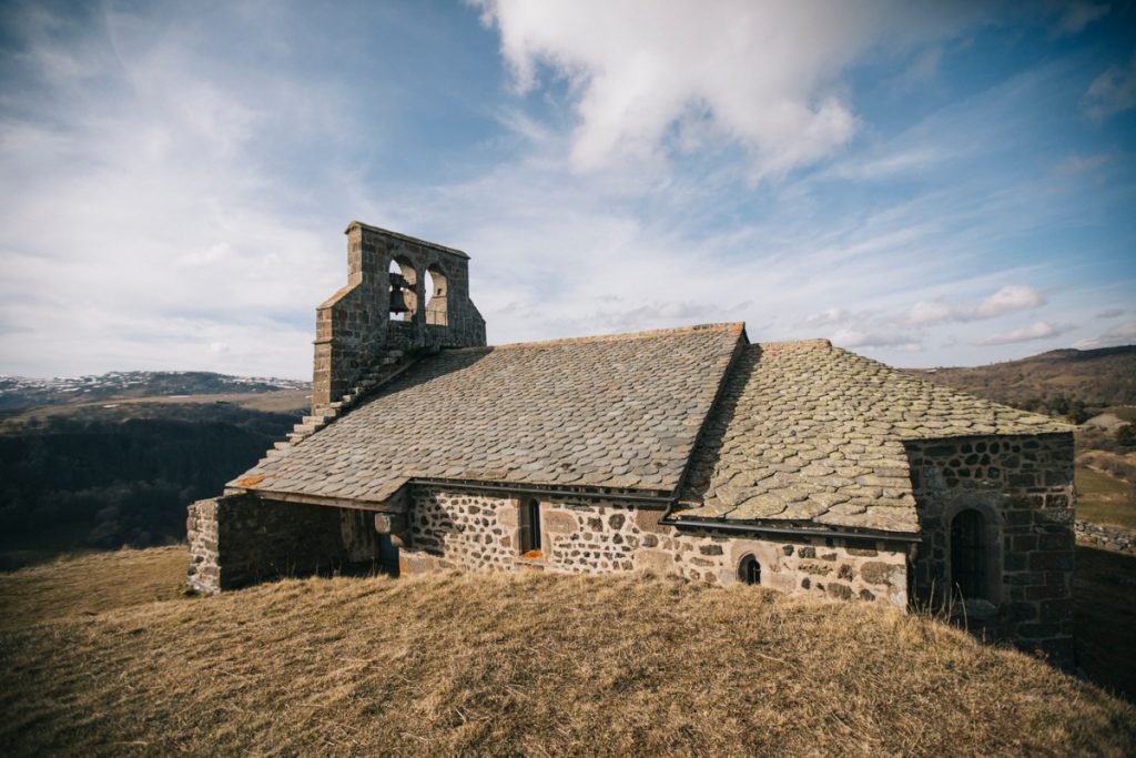La Chapelle de Saint-Antoine perché à côté de murât dans le Cantal. crédit photo : Clara Ferrand - blog Wildroad