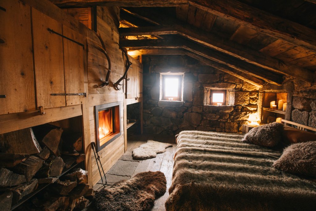 Hébergement insolite dans le Cantal, dormir dans le luxueux buron de la Chambe. crédit photo : Clara Ferrand - blog Wildroad