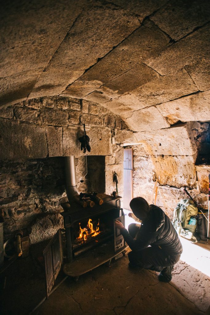 Dormir dans un buron non gardé dans le Cantal. crédit photo : Clara Ferrand - blog Wildroad