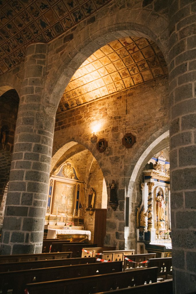 Visiter l'église de Saint-léger de Cheylade en Auvergne. crédit photo : Clara Ferrand - blog Wildroad