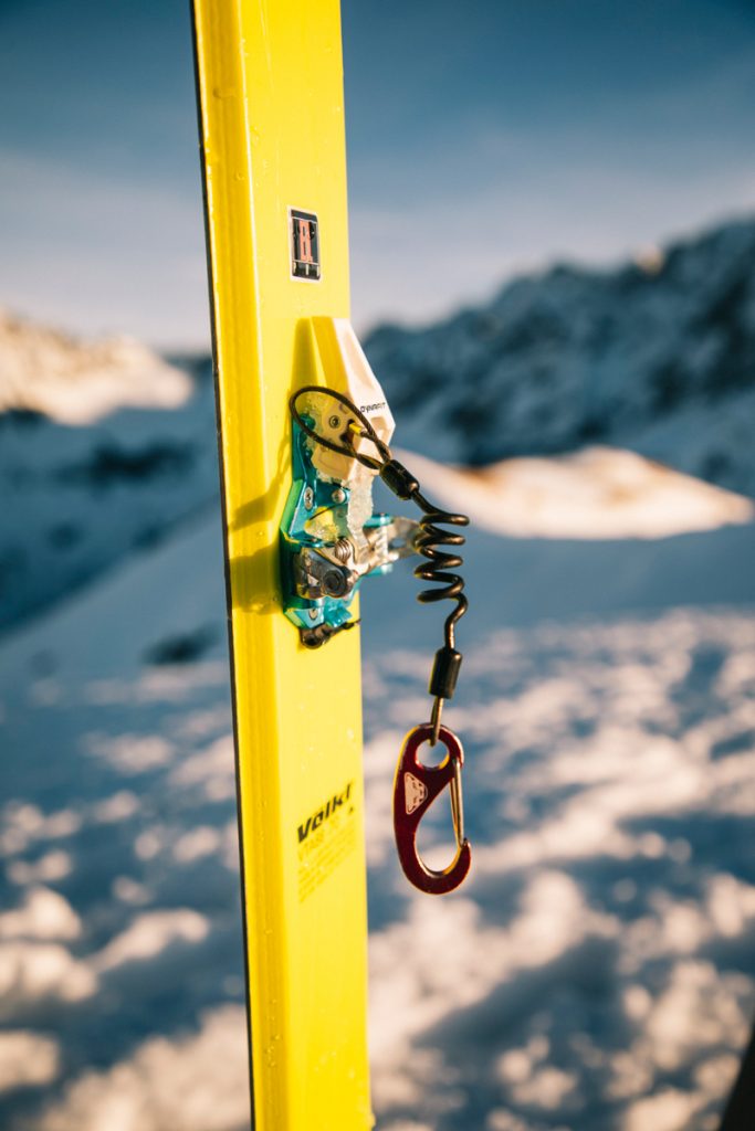 Les leash sur les fixations de ski de randonnée. crédit photo : Clara Ferrand - blog Wildroad