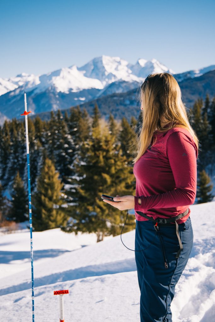 Prévenir les risques d'avalanches en montagne en utilisant le kit DVA, sonde, pelle. crédit photo : Clara Ferrand - blog Wildroad