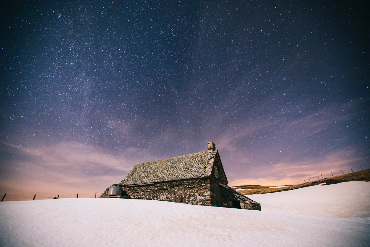Le cantal en hiver, randonnée et buron secrets. crédit photo : Clara Ferrand - blog Wildroad
