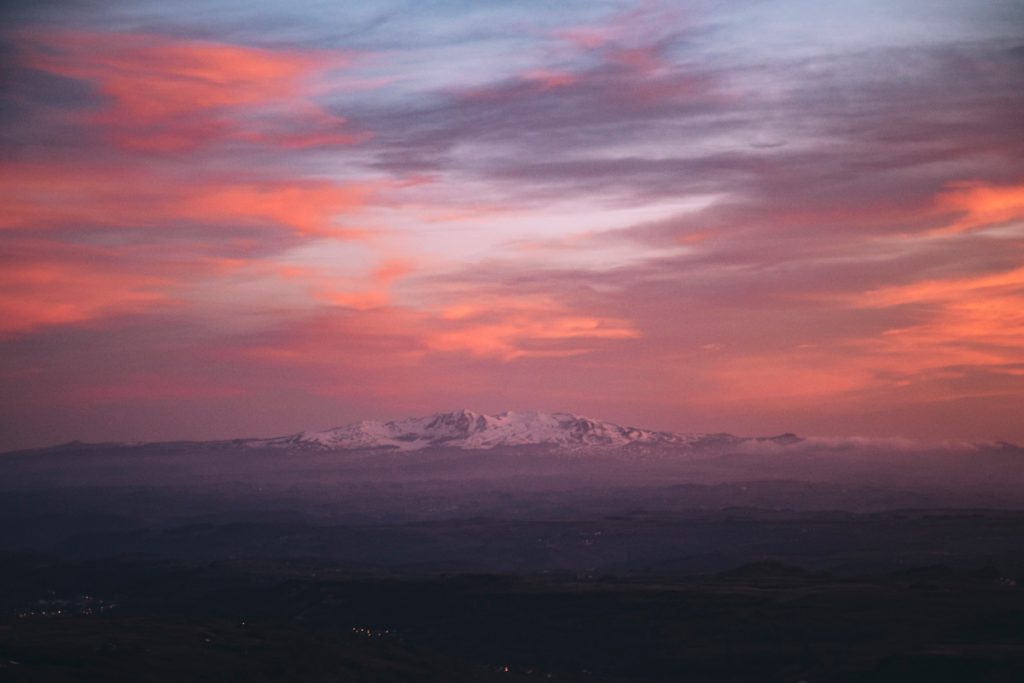 Coucher de soleil sur le massif des monts Dore depuis le suc de Rond. crédit photo : Clara Ferrand - blog WIldroad