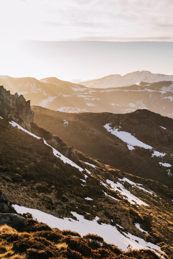 Lever de soleil sur les monts du Cantal en hiver. crédit photo : Clara Ferrand - blog WIldroad