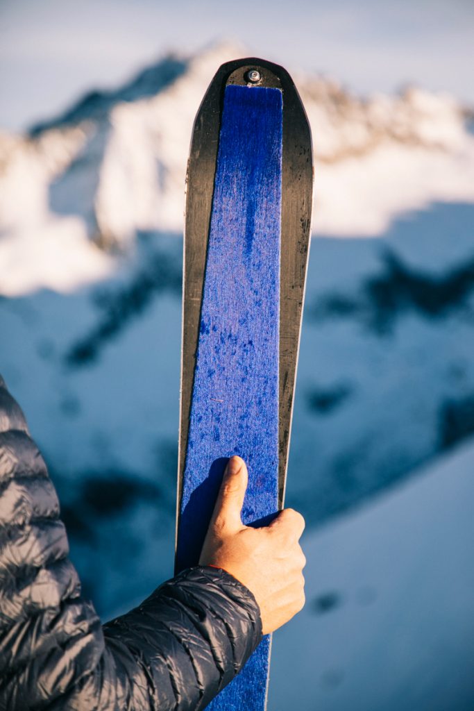 Les peaux synthétiques pour pratiquer le ski de randonnée : comment bien choisir son équipement. crédit photo : Clara Ferrand - blog Wildroad