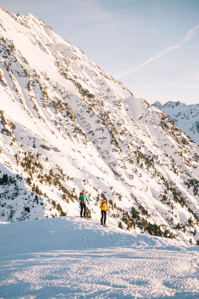 Le materiel de ski de randonnée : peaux de phoque et fixation. crédit photo : Clara Ferrand - blog Wildroad