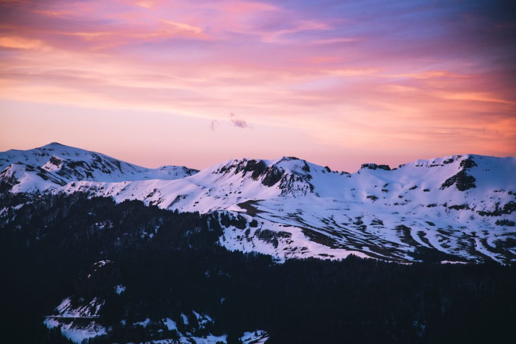 Randonnée dans le cantal en hiver et assister à de magnifiques coucher de soleil sur les volcans. crédit photo : Clara Ferrand - blog Wildroad