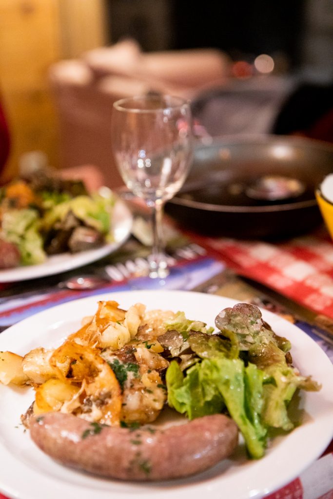 Manger une truffa de cantalienne au gîte de la Boudio. crédit photo : Clara Ferrand - blog Wildroad