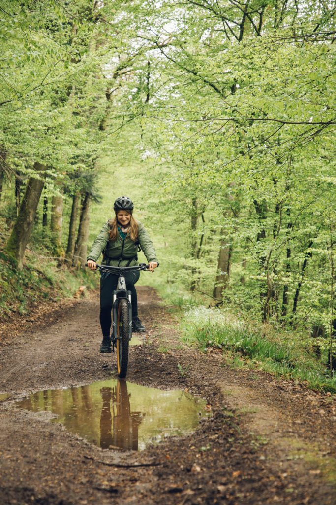Faire du VTT électrique dans la forêt de Saint-Hubert. crédit photo : Clara Ferrand - blog Wildroad