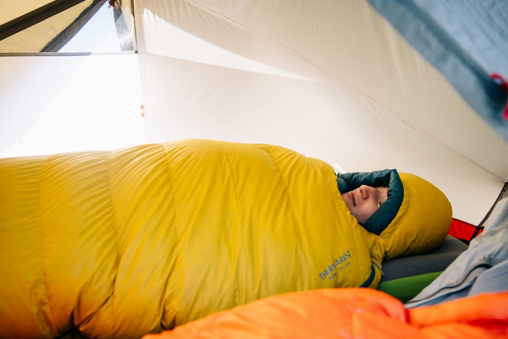 Comment bien choisir son sac de couchage pour dormir en tente. crédit photo : Clara Ferrand - blog Wildroad