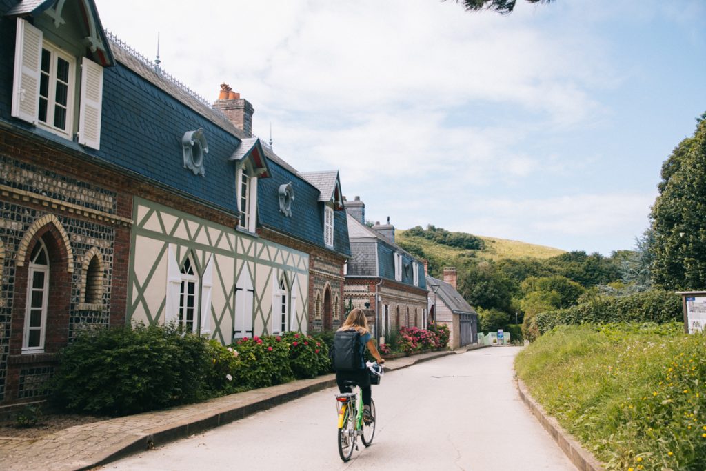 Le village de Bruneval sur l'itinéraire cyclable d'Etretat. crédit photo : Clara Ferrand - blog Wildroad