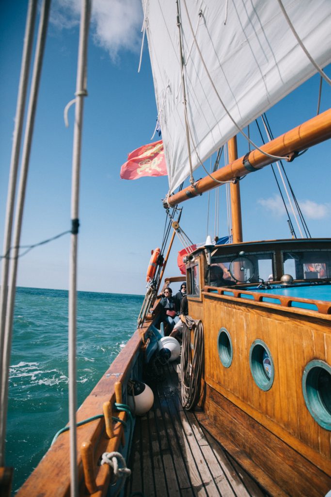 Expérience originale à bord d'un voilier d'époque sur la côte normande. crédit photo : Clara Ferrand - blog Wildroad