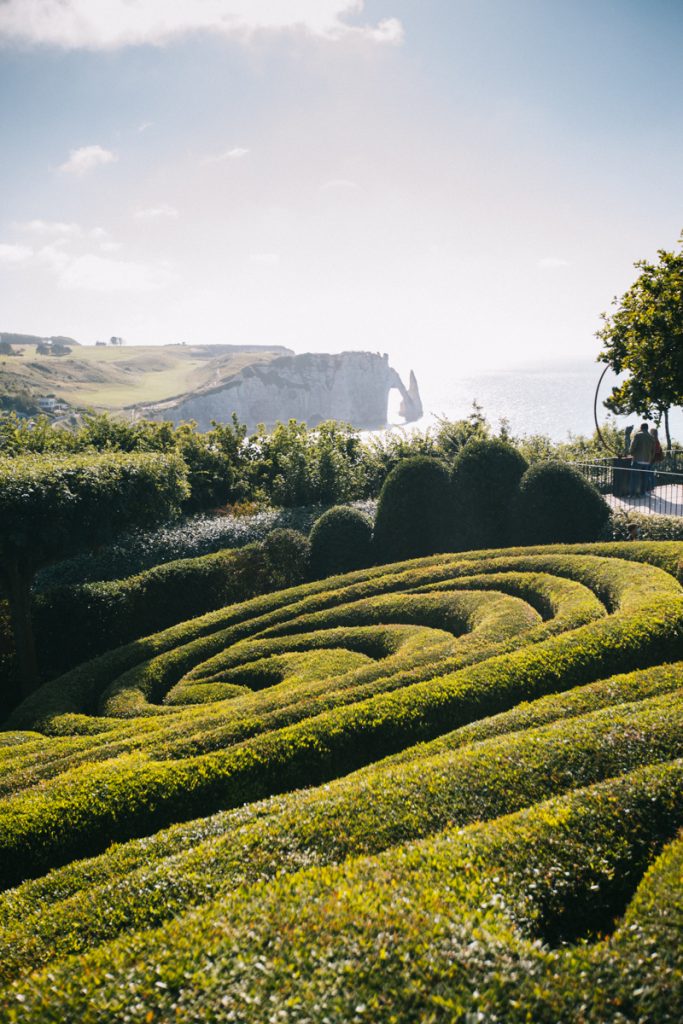 Les jardins d'Etretat et l'aiguille creuse. crédit photo : Clara Ferrand - blog Wildroad