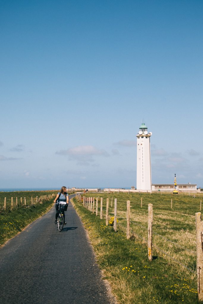 Le phare du cap d'Antifer sur la côte d'Albâtre. crédit photo : Clara Ferrand - blog Wildroad