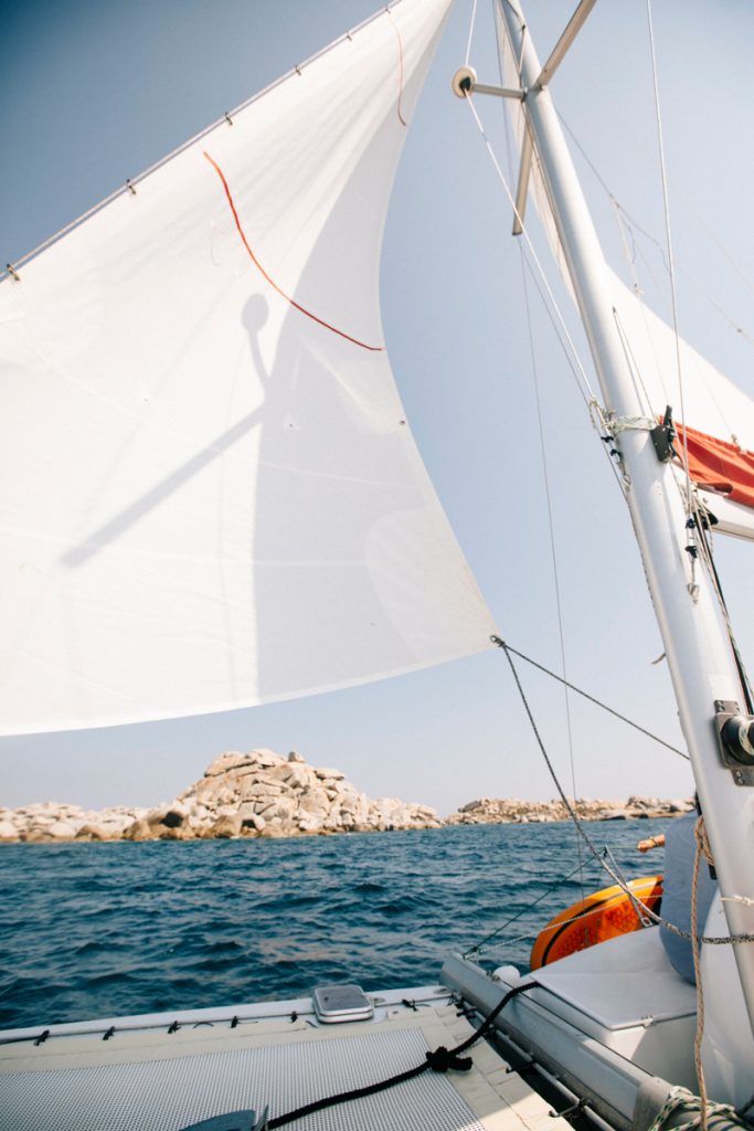 Louer un bateau à voile pour visiter l'archipel des îles Lavezzi. crédit photo : Clara Ferrand - blog Wildroad