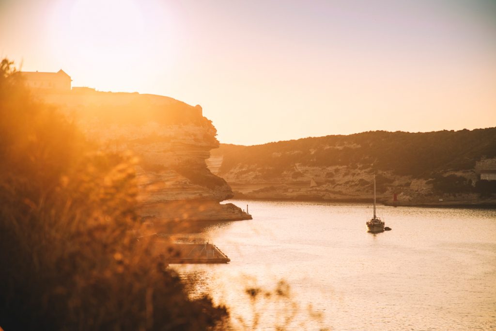 Louer un bateau pour aller visiter les Iles Lavezzi depuis Bonifacio. crédit photo : Clara Ferrand - blog Wildroad