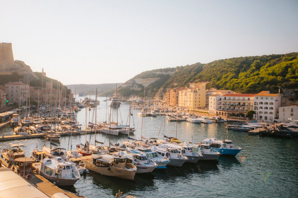 Les navettes au depart du port de Bonifacio. crédit photo : Clara Ferrand - blog Wildroad
