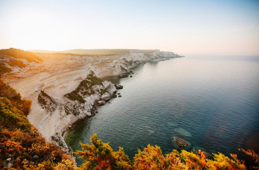 Les falaises et les Iles Lavezzi, dans le reserve naturelle des bouches de Bonifacio. crédit photo : Clara Ferrand - blog Wildroad