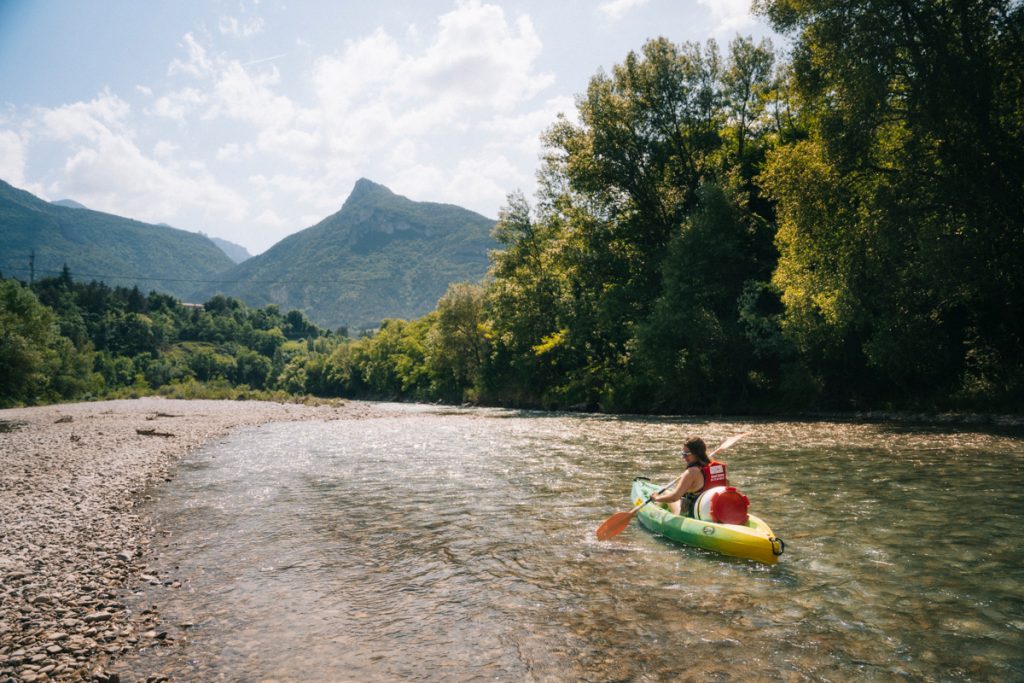Faire du canoë sur la drome. crédit photo : Clara Ferrand - blog Wildroad